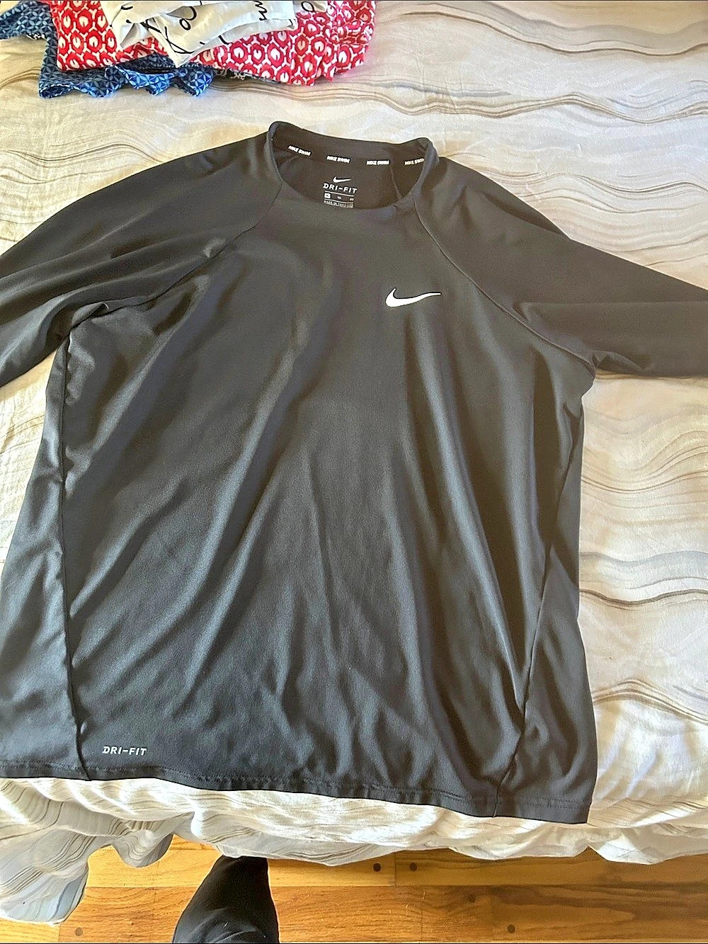 Nike Swim Women’s Hydroguard Essential Dri-FIT UV Long Sleeve Top Dri-FIT Long